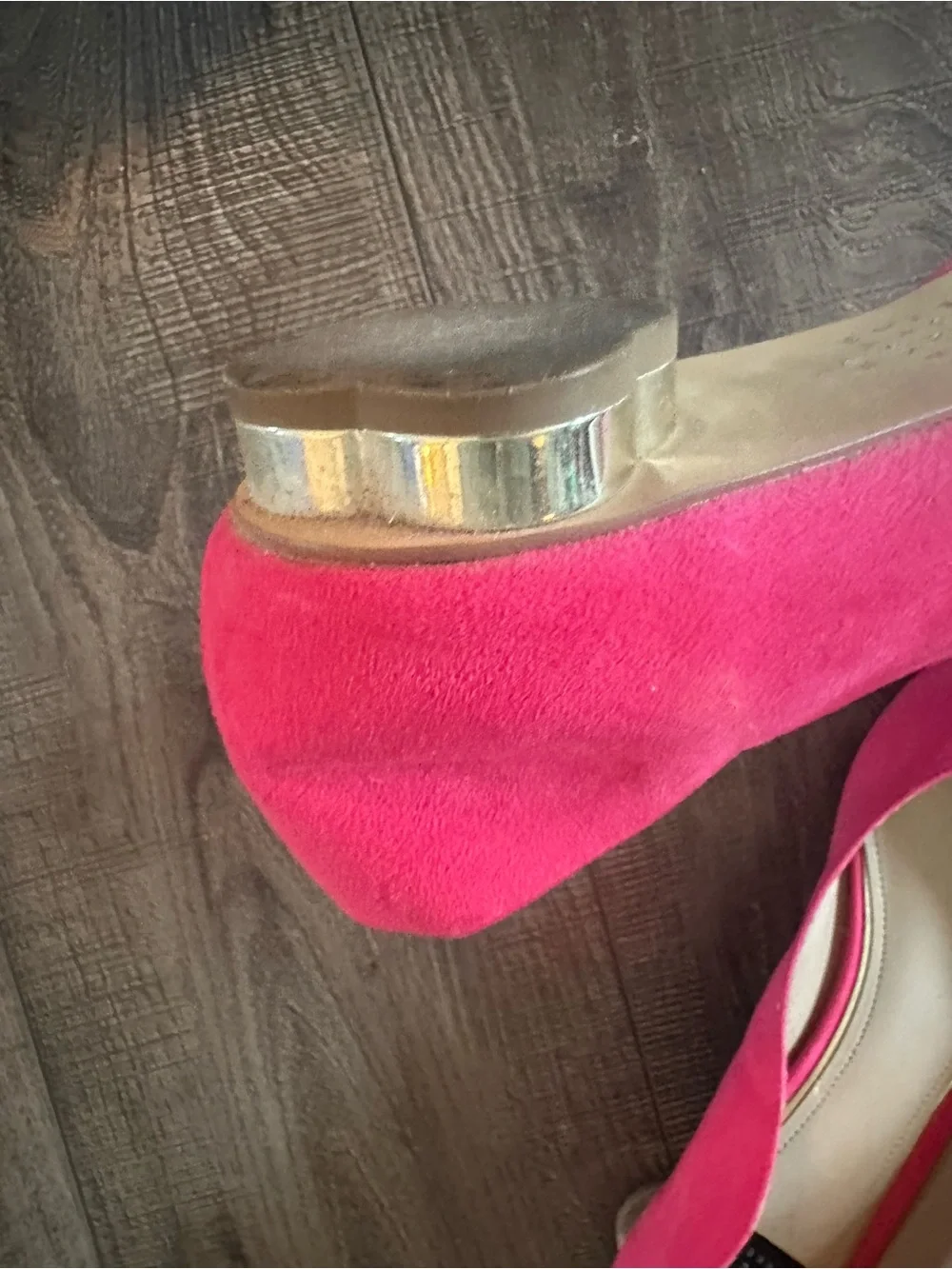White House Black Market Hot Pink Pointed Scalloped Flat
